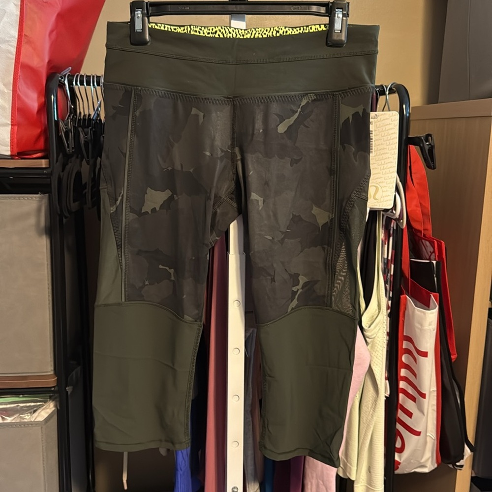NWT Lululemon Training Tough Crop 17” Luxtreme Sz 8 Palm Party Gator Green Black